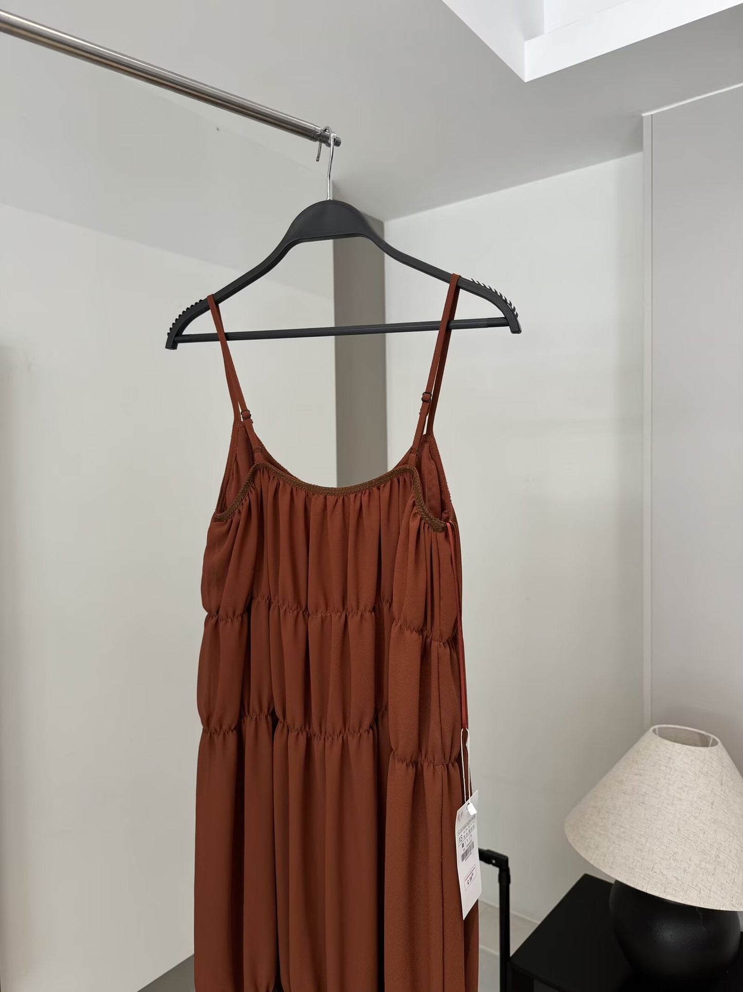 שמלת MIDI עם קפלים רקומים וגזרות אופנתיות לנשים לשנת 2025 