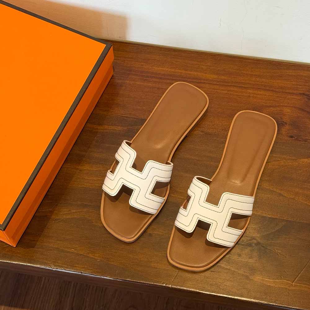 סנדלים שטוחים רקומים מעור ג'וקר לנשים אופנתיות חדשות.