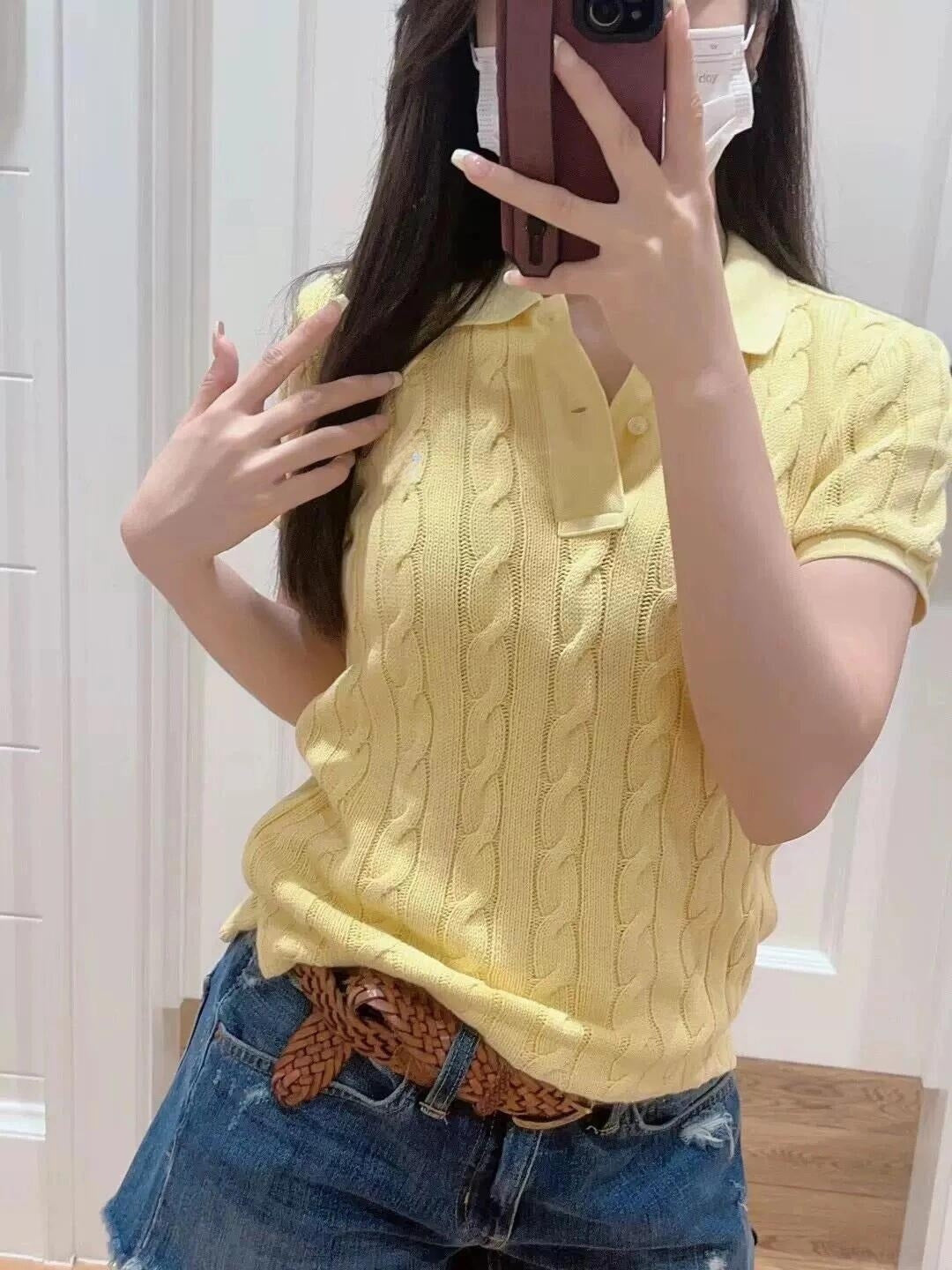 חולצת טי שירט סריגים עם דש רקום של ג'וקר לנשים