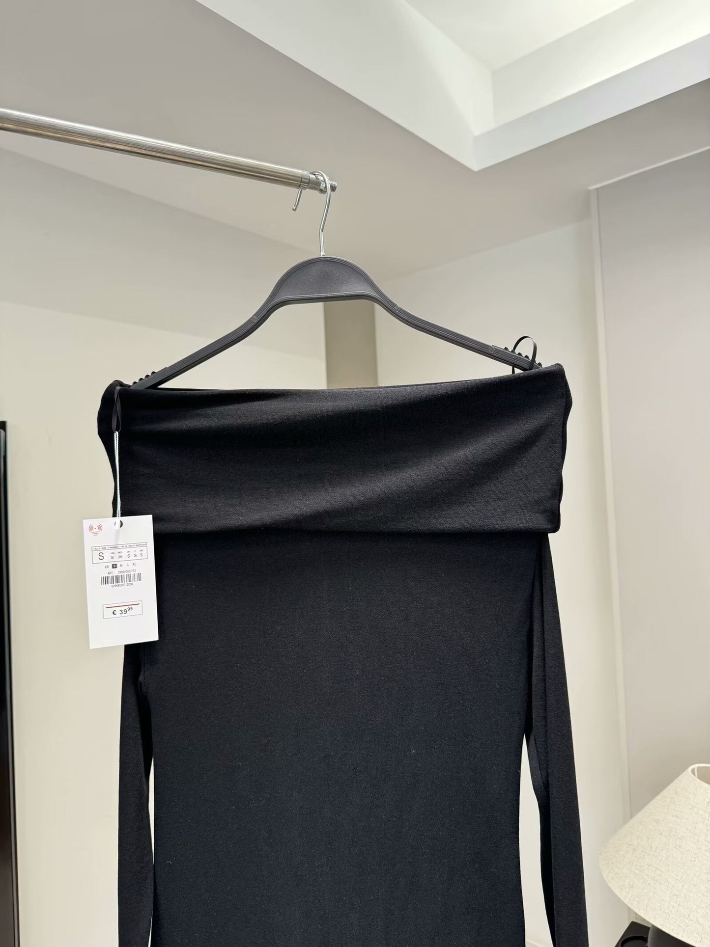 טופ חדש לנשים עם קפלים ושרוולים ארוכים, גזרה פתוחה ועם כתפיים