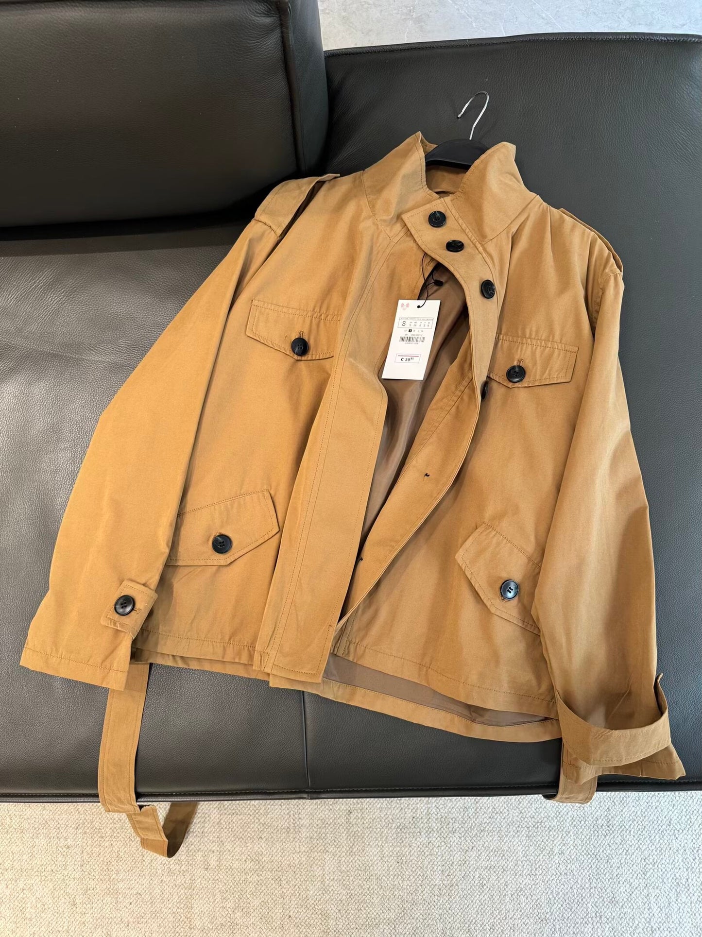 מעיל רוח קצר רטרו עם צווארון עומד ואופנה חדשה לנשים עם חגורה