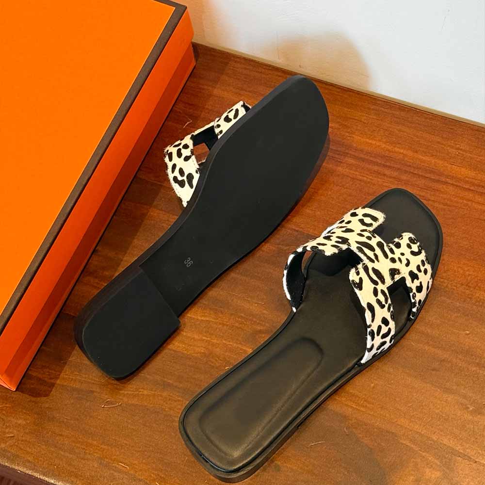 Women's new fashion casual Joker Leopard print flat-bottomed sandals wearing slippers.