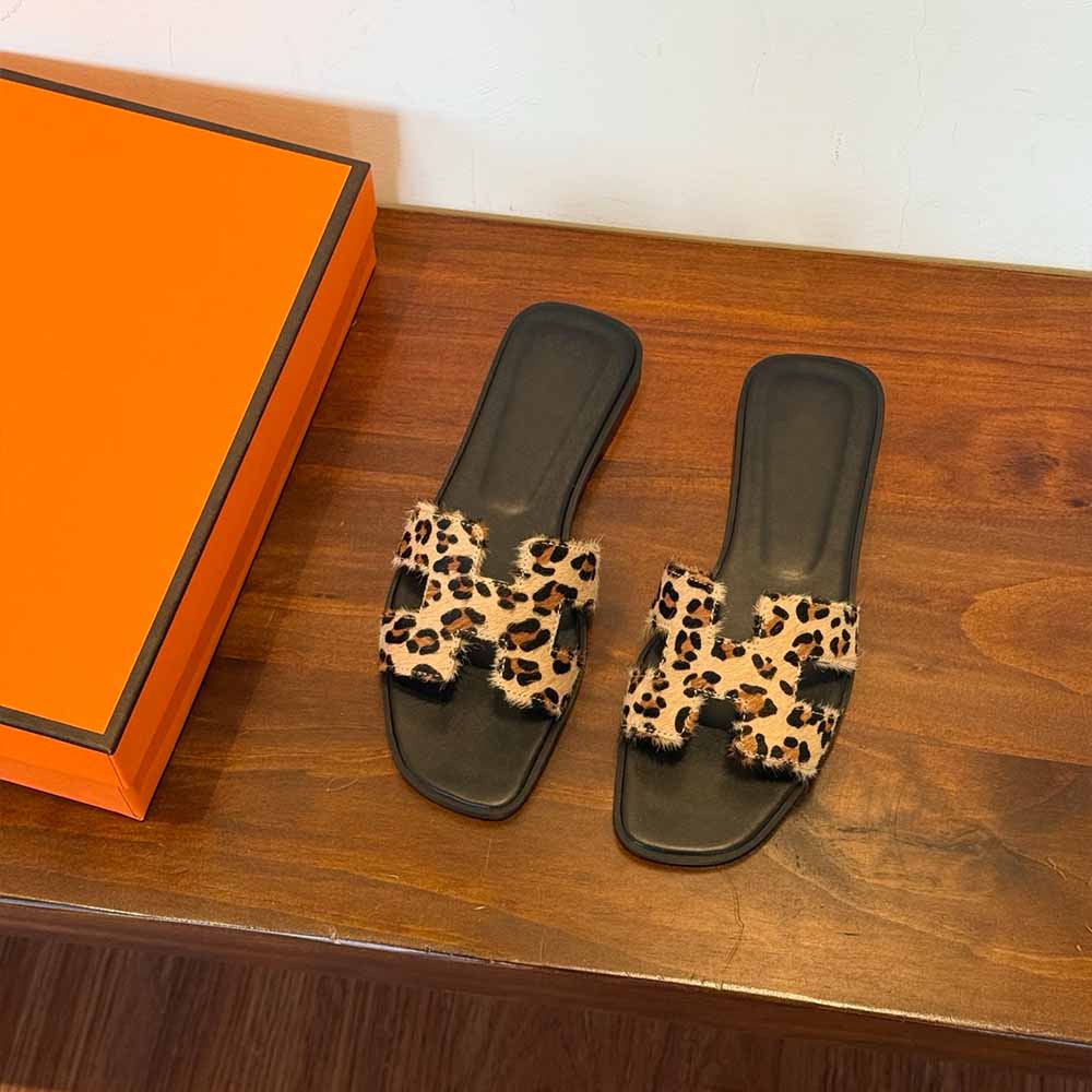 Women's new fashion casual Joker Leopard print flat-bottomed sandals wearing slippers.