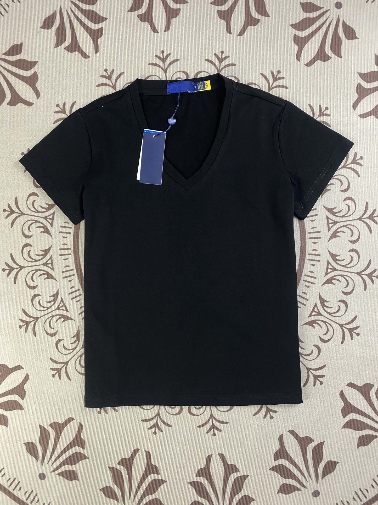 חולצת טריקו צמודה עם צווארון V בצבע אחיד ועם רקמה בצבע ג'וקר לנשים