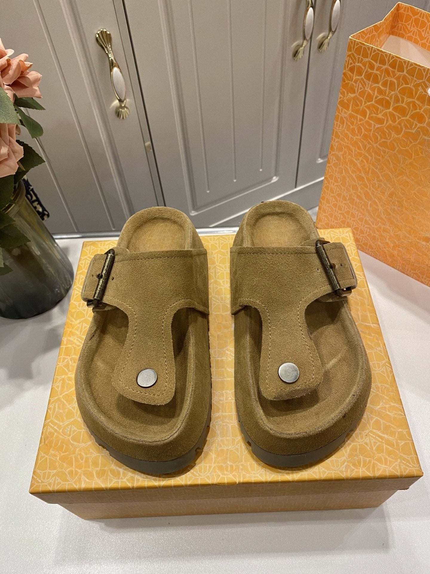 Women's New Fashion Joker Toe Clip Design Thick-soled Slippers Have A Shoe Box.