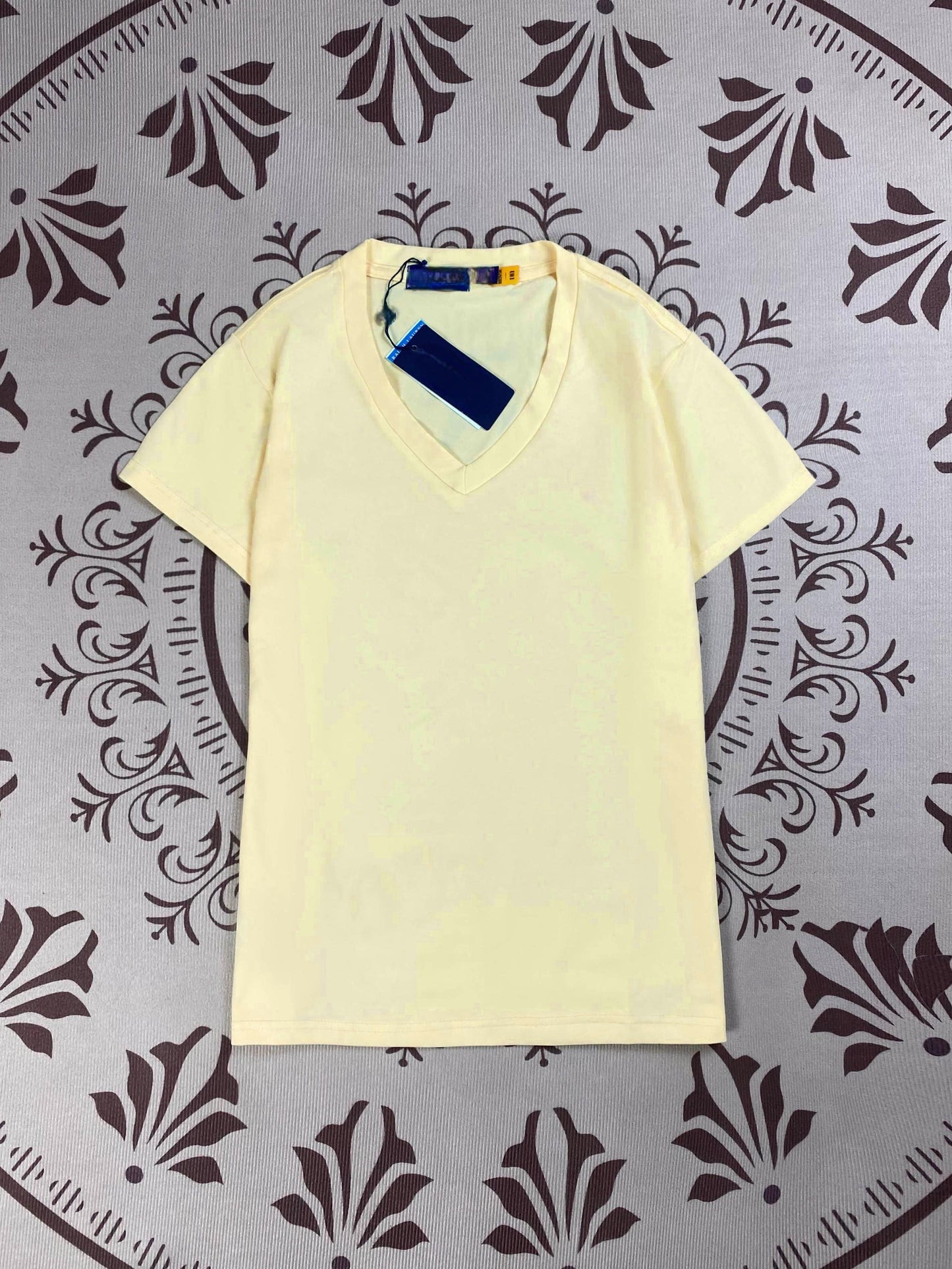 חולצת טריקו צמודה עם צווארון V בצבע אחיד ועם רקמה בצבע ג'וקר לנשים