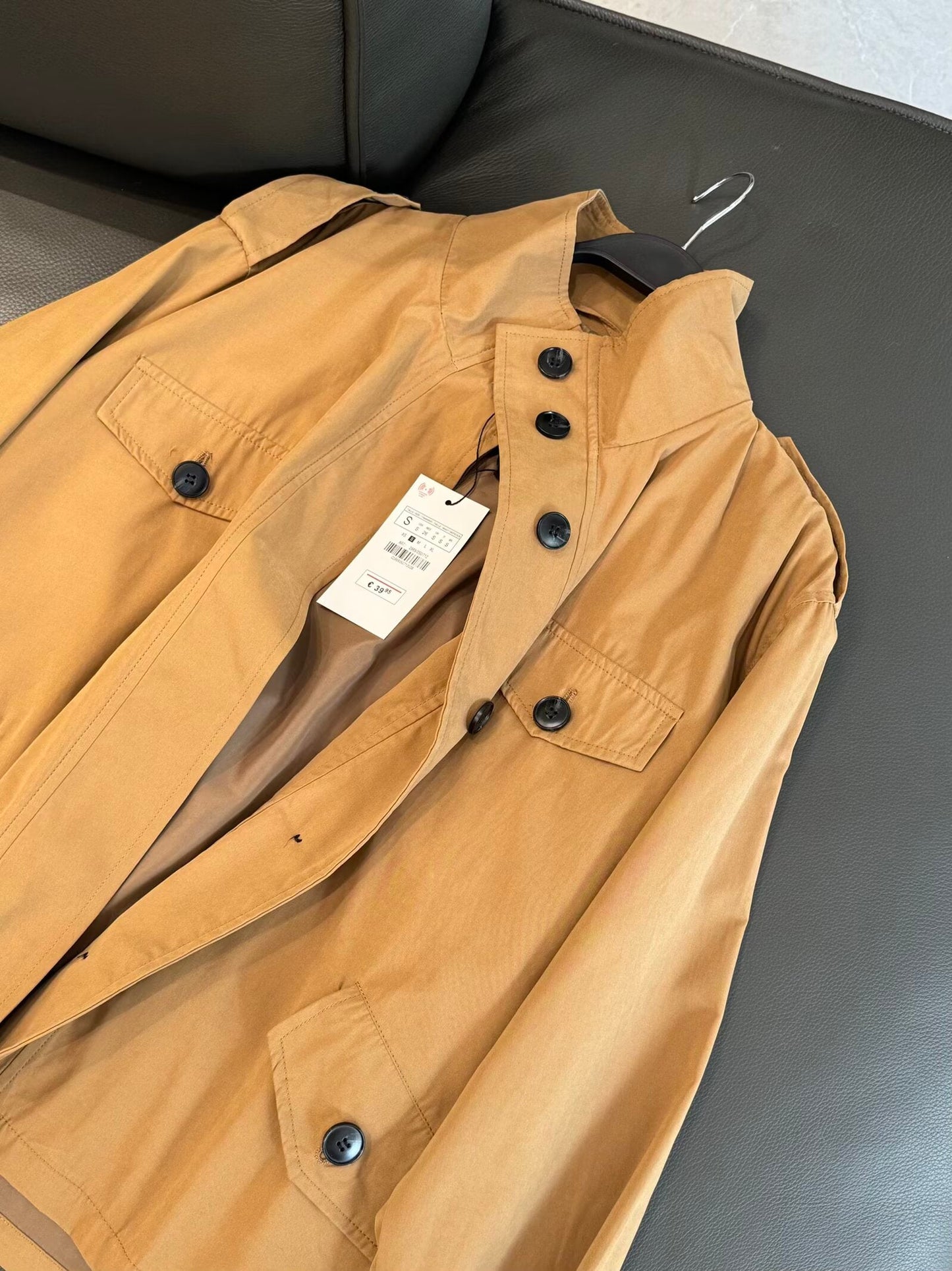 מעיל רוח קצר רטרו עם צווארון עומד ואופנה חדשה לנשים עם חגורה