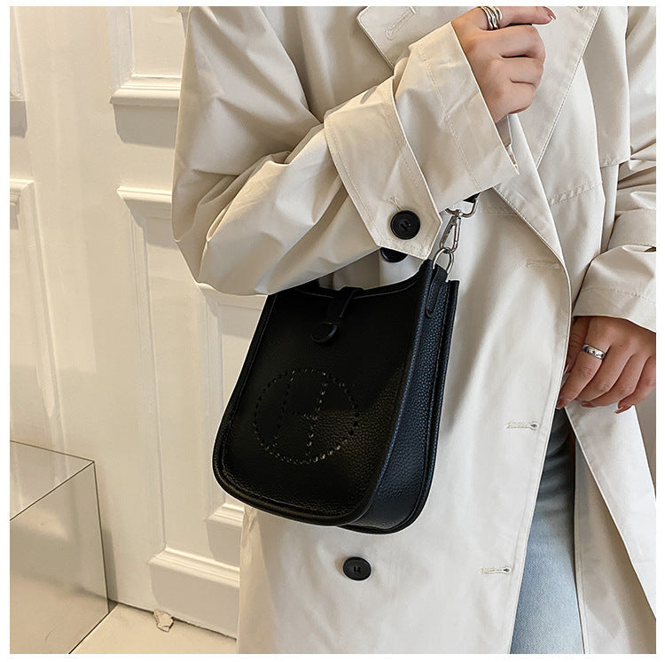 Women's New Fashion Joker Cowhide Shoulder Crossbody Bag with A High Sense of Hollowing Out The Commuter Bag.