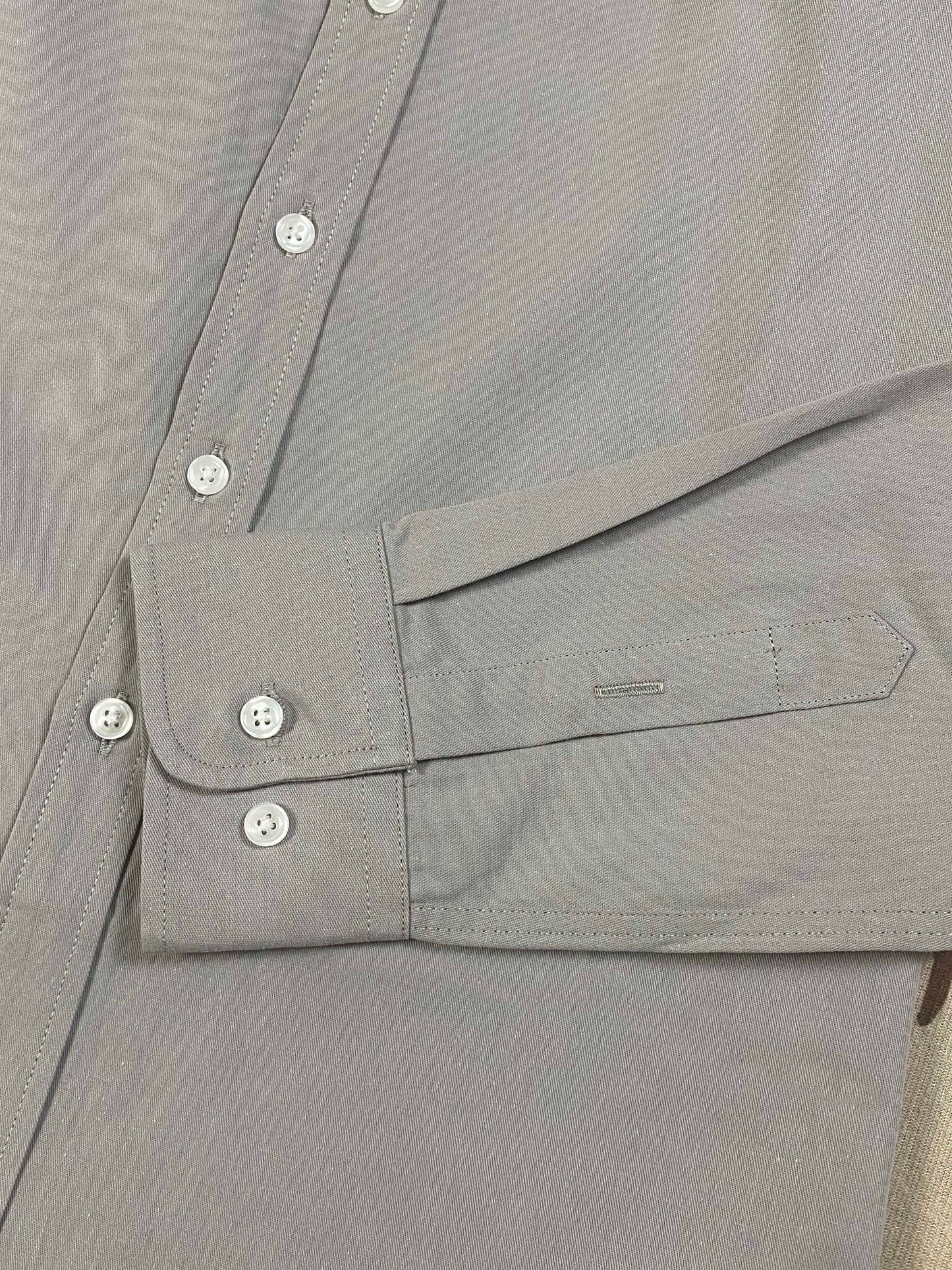 גברים ונשים עם אותה חולצת ג'וקר עם שרוולים ארוכים וקז'ואלית חדשה לזוג, רקומה מכותנה.