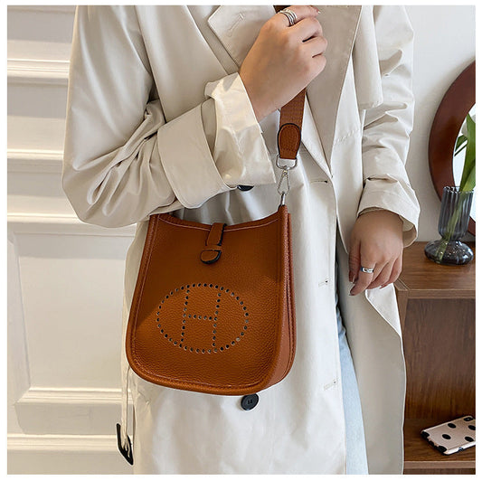 Women's New Fashion Joker Cowhide Shoulder Crossbody Bag with A High Sense of Hollowing Out The Commuter Bag.