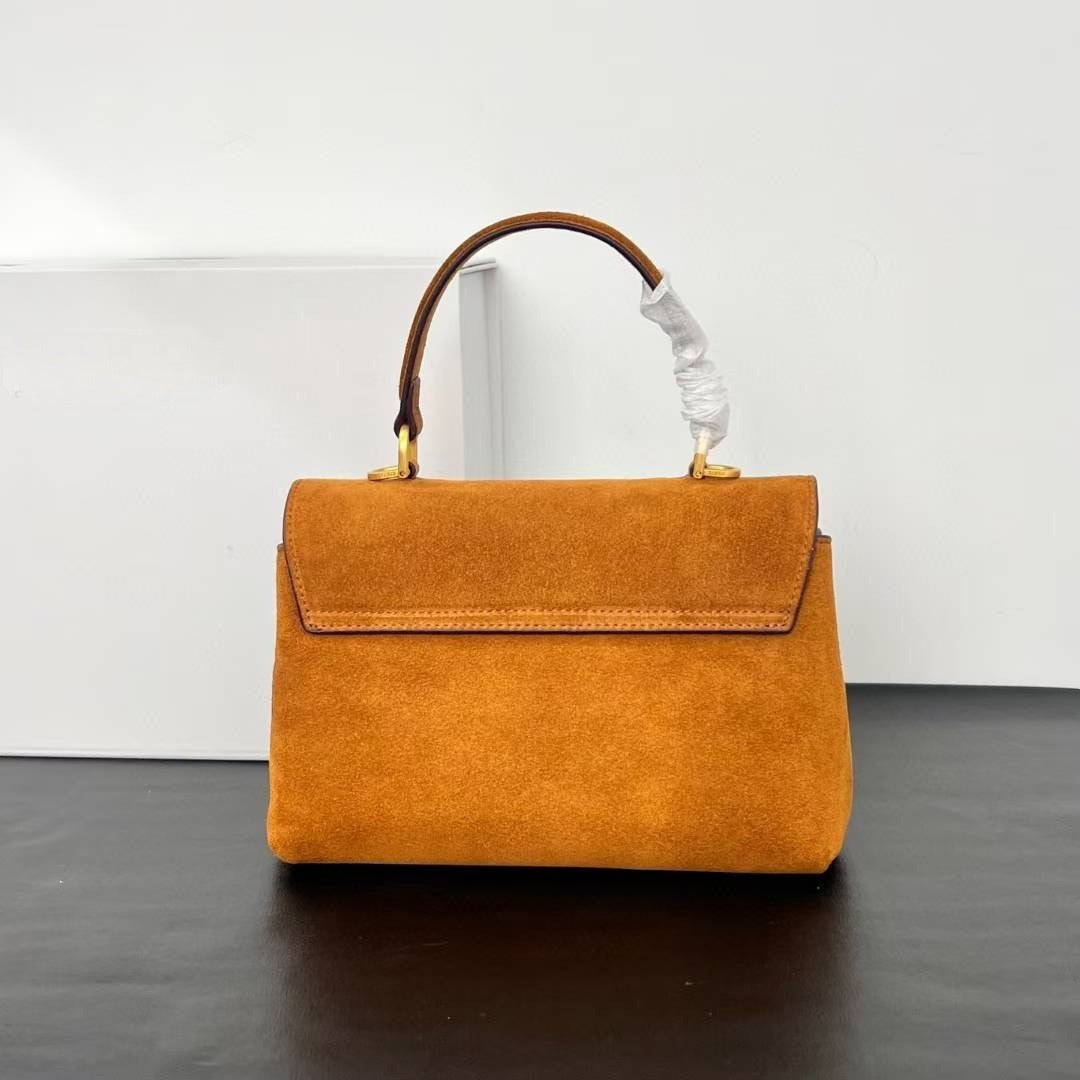 תיק יד חדש לנשים עם עיצוב נפתח מעור מט ממתכת בצבע ג'וקר.