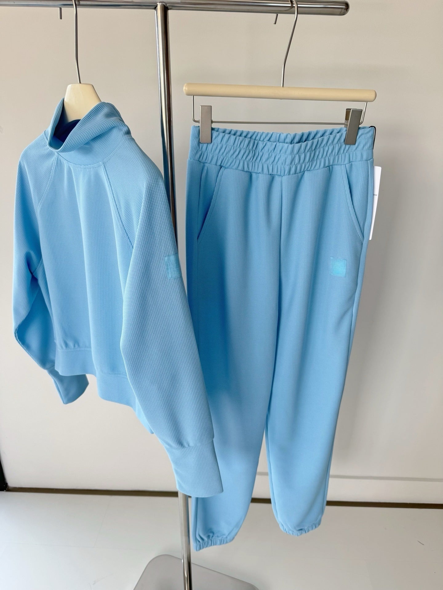 חליפת ספורט ארוכת שרוולים עם צווארון גבוה ואופנה חדשה לנשים