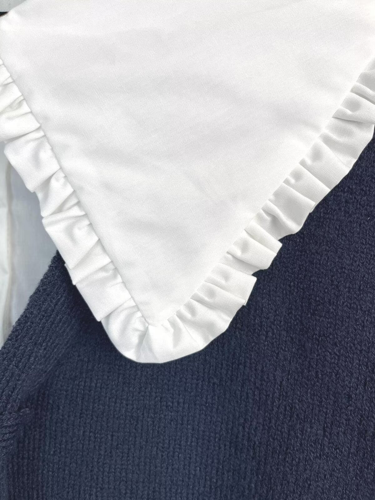 סוודר סריג קצר עם צווארון טלאים מנוגד לנשים