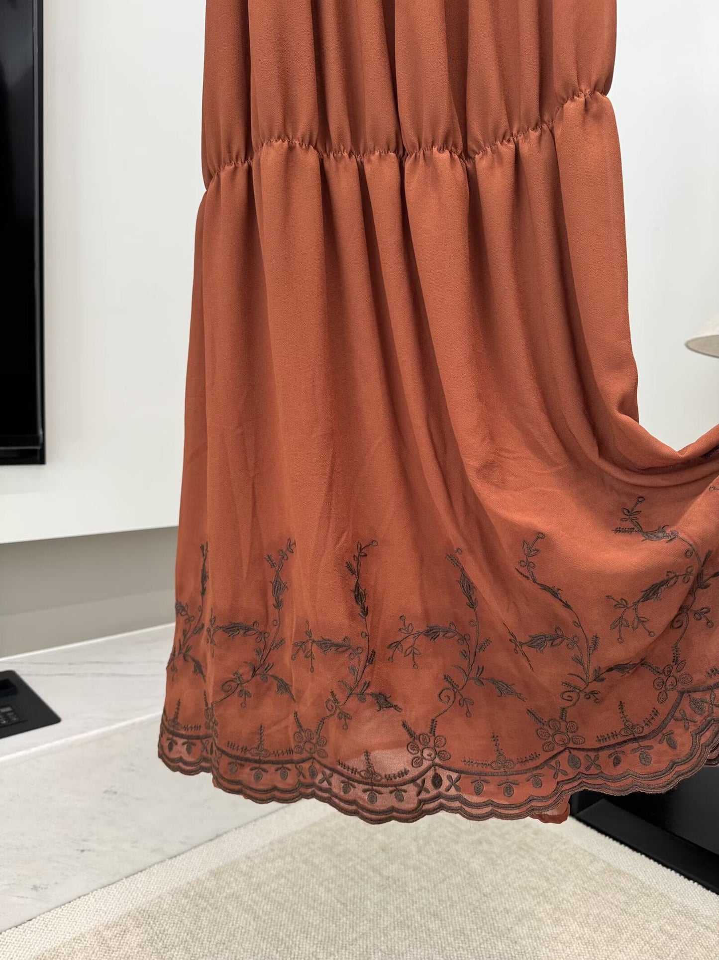 שמלת MIDI עם קפלים רקומים וגזרות אופנתיות לנשים לשנת 2025 