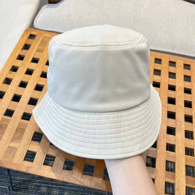 גברים ונשים עם אותו מגן שמש חיצוני חדש 2025 של Joker לגברים ונשים. 