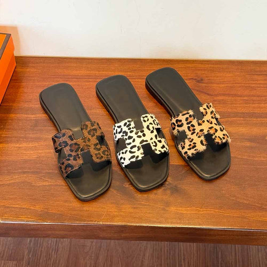 Women's new fashion casual Joker Leopard print flat-bottomed sandals wearing slippers.